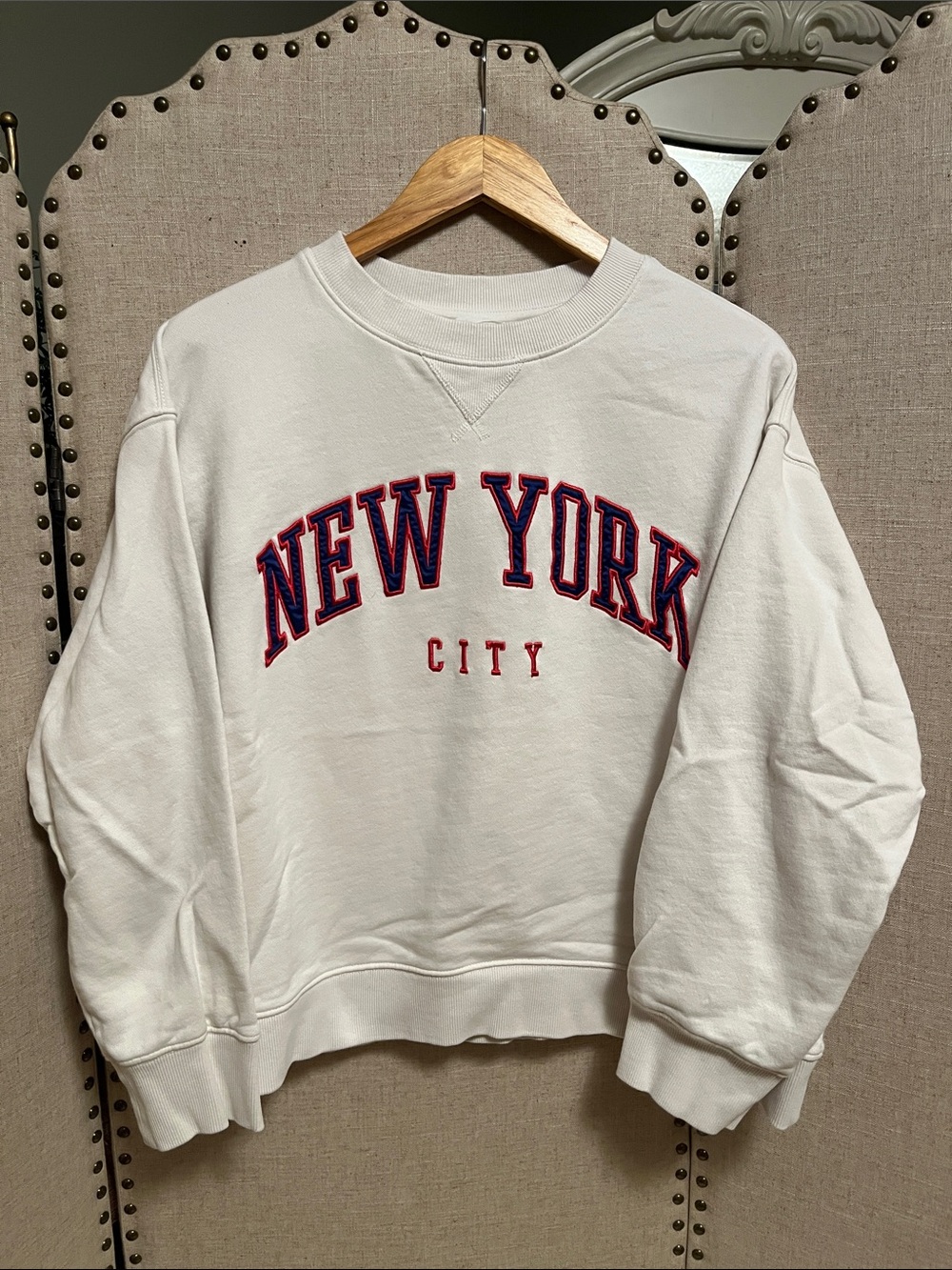Women’s H&M New York oversized fit sweater size large embroidered